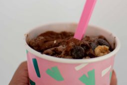 Gezond ijs met chocolade en walnoten