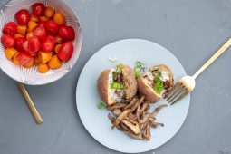Paddenstoelen shoarma met gepofte Midden-Oosterse aardappel