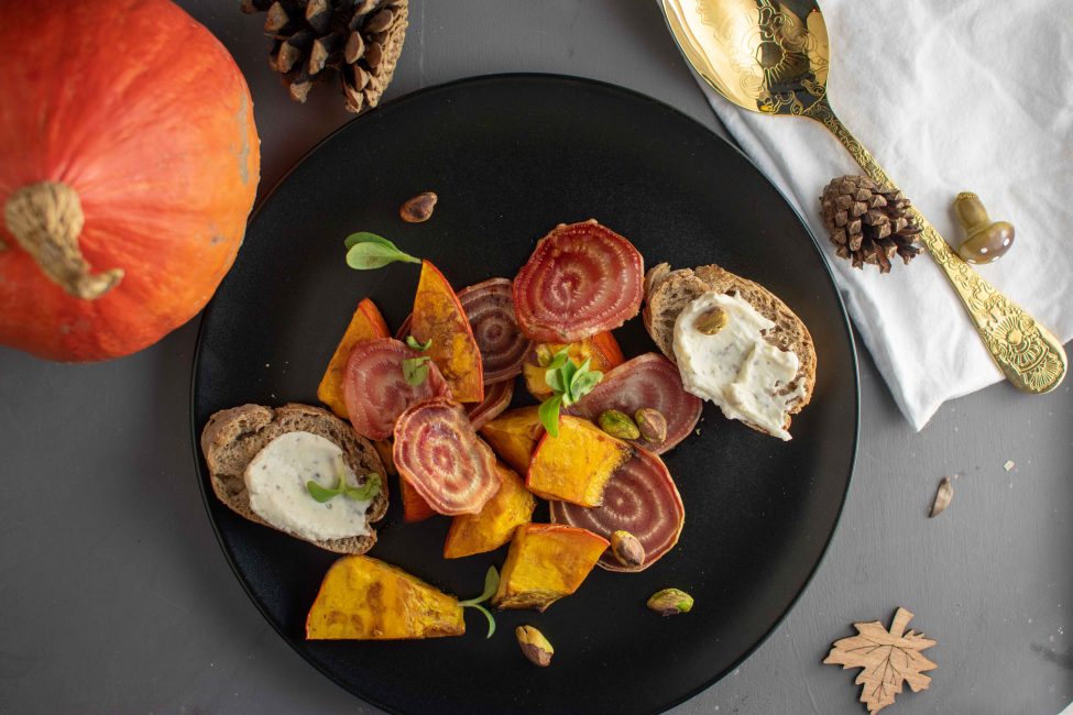 Pompoensalade met geroosterde biet met crostini