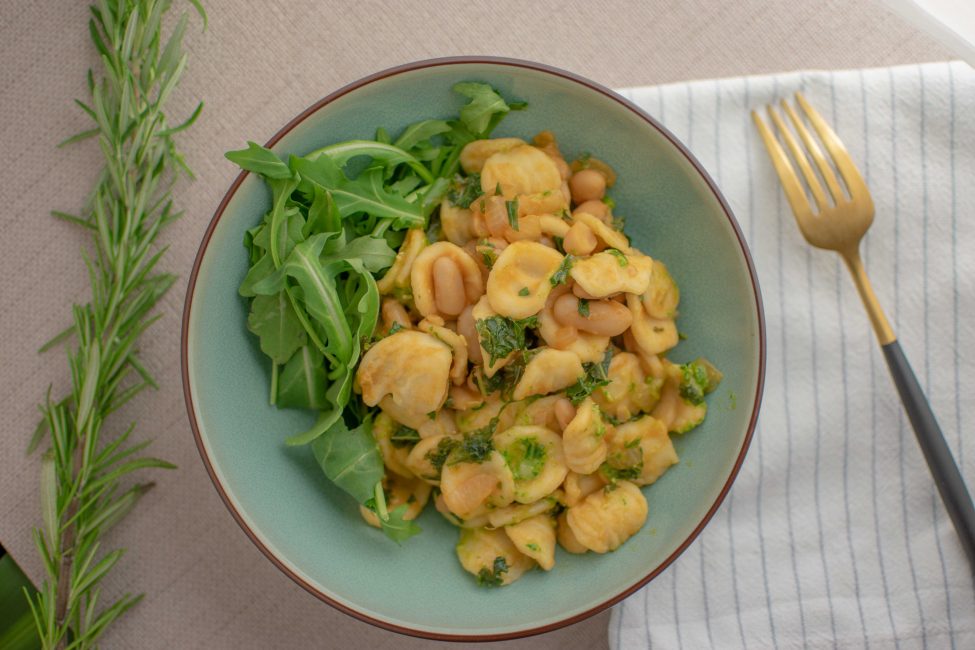 Pasta met cannellini bonen en rozemarijn pesto