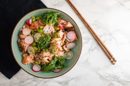 Sushi salade met warmgerookte zalm en edamame boontjes