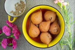 Stoofpeertjes recept in witte wijn (met vanille en kardemom)