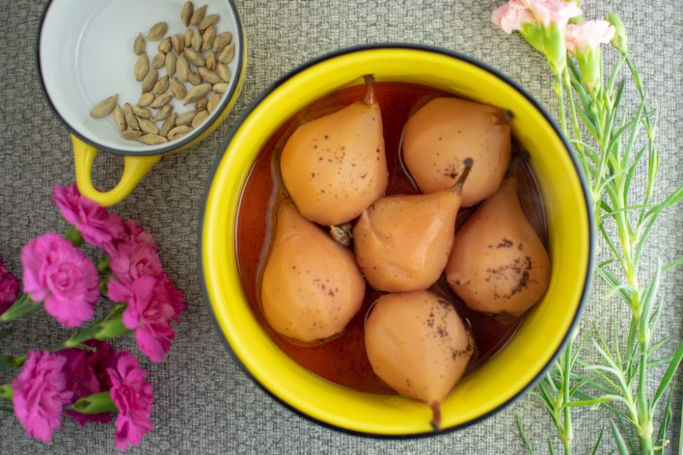 Stoofpeertjes recept in witte wijn (met vanille en kardemom)