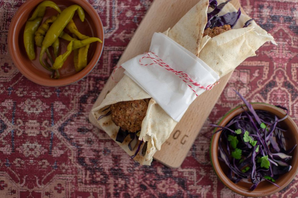 Midden-Oosterse wrap met Turkse gehaktballetjes en rode kool
