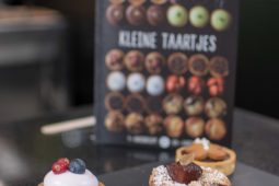 Lekker snacken en proeven bij de Foodhallen