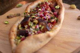 Vegetarische pide (gevuld Turks brood met aubergine en tomaat)