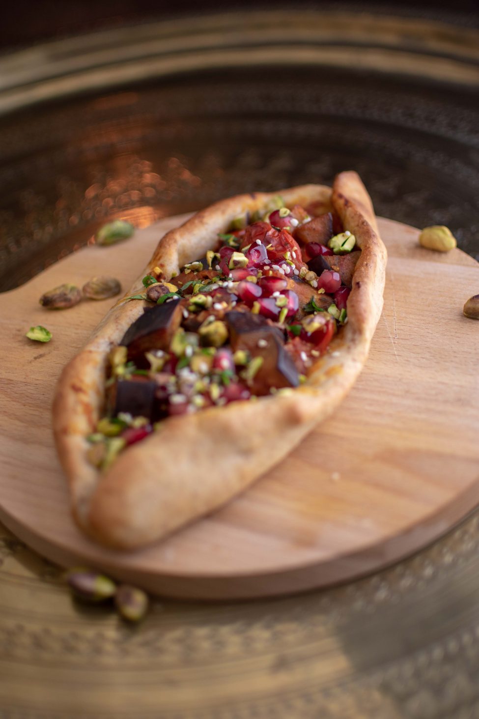 Vegetarische pide (gevuld Turks brood met aubergine en tomaat)