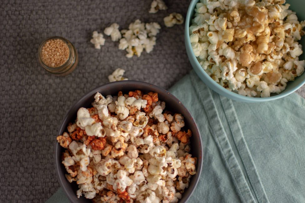 Zelf popcorn maken: zoute popcorn met BBQ kruiden en zoete popcorn met (salted) karamel