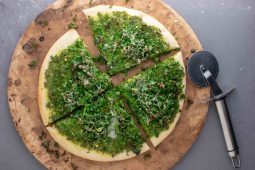 Bloemkoolpizza met boerenkoolpesto