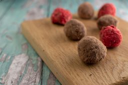 Bliss balls (gezonde dadelballetjes) met chocolade en aardbei