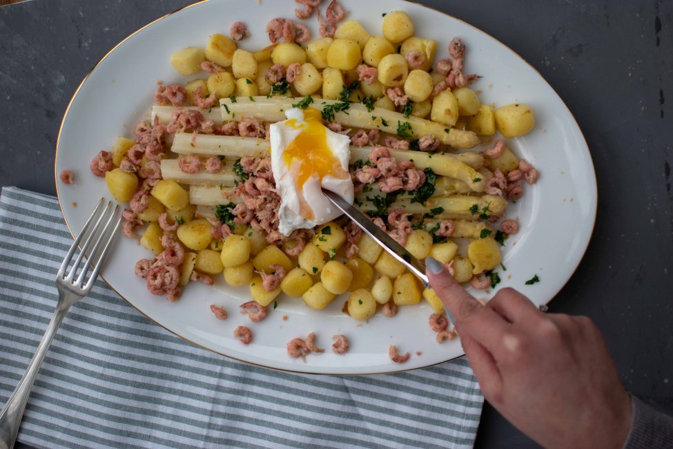 Witte asperges met garnalen en ei in botersaus