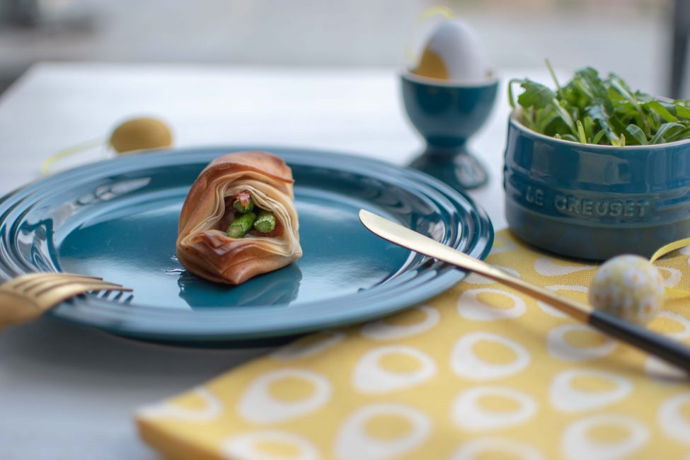 Feestelijke filo pakketjes met zalm en groene asperges