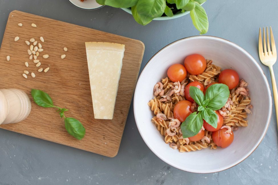 Pasta met rode pesto gepofte tomaatjes en garnalen