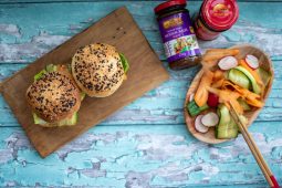 Aziatische hamburgers met ingelegde groenten