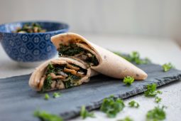 Hartige boekweit pannenkoeken met paddenstoelen