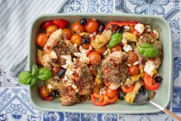 Griekse ovenschotel met kip (alles in 1 ovenschaal!)