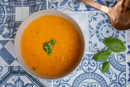 Geroosterde tomatensoep met pesto