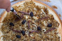 Pissaladière (Franse uientaart met ansjovis)