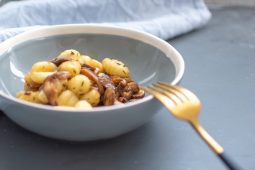 Vegetarische gnocchi met 2 soorten paddenstoelen