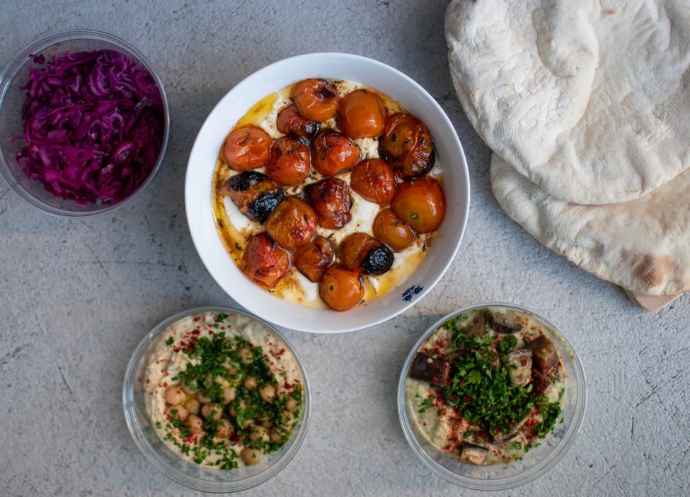 Gegrilde tomaten in yoghurt uit Ottolenghi Simple