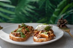 Paddenstoelen toast met ansjovis dressing