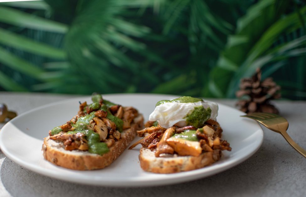 Paddenstoelen toast met ansjovis dressing