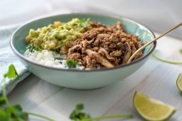 Bloemkoolrijst bowl met pulled oats & avocado