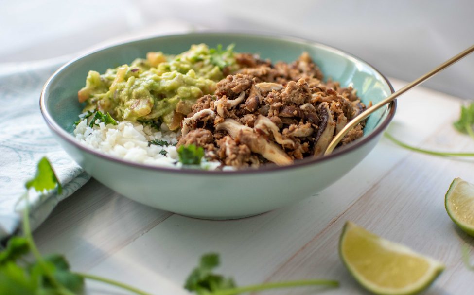 Bloemkoolrijst bowl met pulled oats & avocado