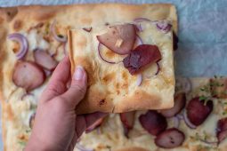 Flammkuchen gorgonzola en stoofpeer