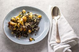 Geroosterde ras-el-hanout bloemkool met parelcouscous