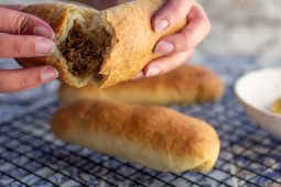 Zelf vegetarische worstenbroodjes maken