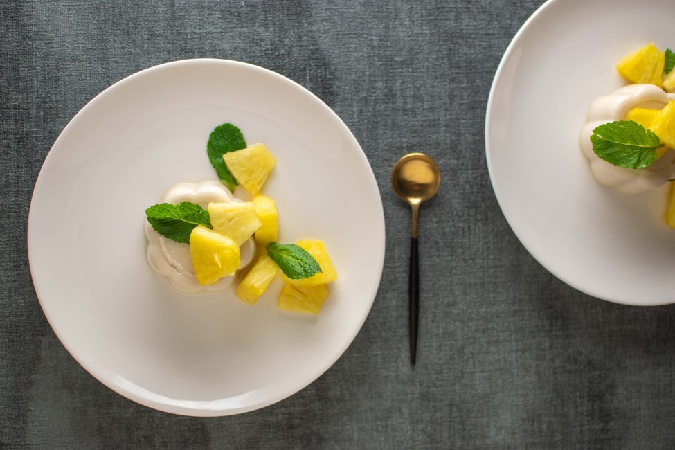 Vegan panna cotta met kokos en ananas