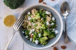 Couscoussalade met broccoli, feta en erwten