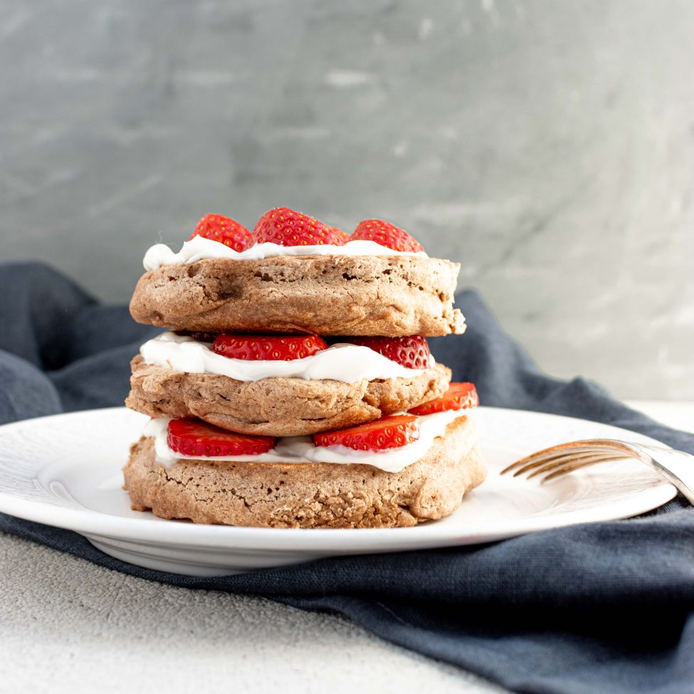 Vegan American pancakes met aardbei en haver fraiche (glutenvrij)