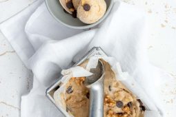 Chunky Monkey ijs (gezond bananenijs met walnoten en chocolade)