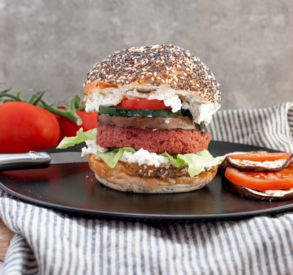 Vega burger met Mediterrane gegrilde groenten