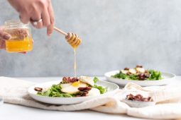 Herfstsalade met peer, geitenkaas en gekarameliseerde pecannoten