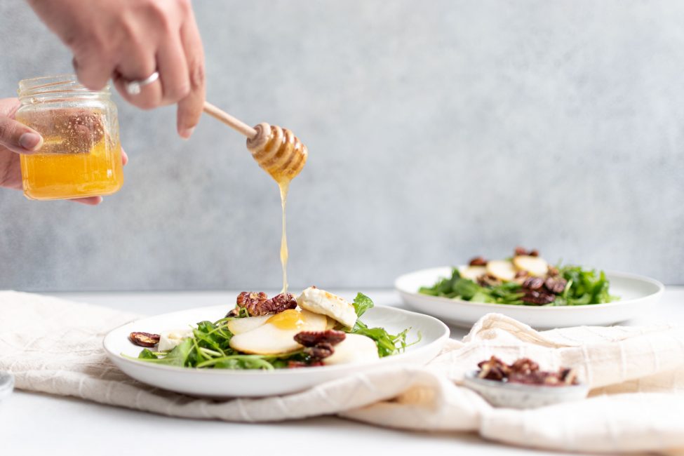 Herfstsalade met peer, geitenkaas en gekarameliseerde pecannoten