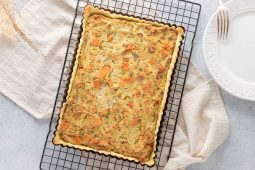 Vegan quiche met zoete aardappel en prei