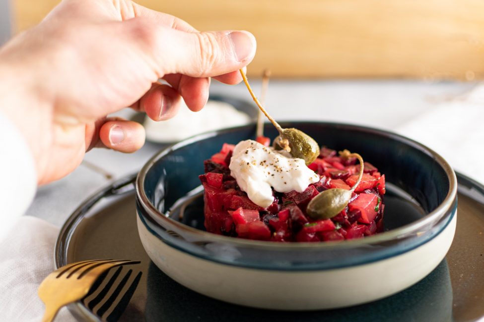 Bietentartaar met burrata en kapperappeltjes