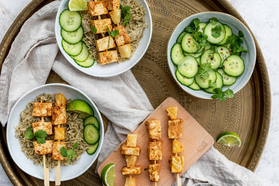 Vegetarische tandoori spiesjes met rijst en komkommer