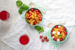 Vegetarische pastasalade met mozzarella en (vegetarische) pepperoni