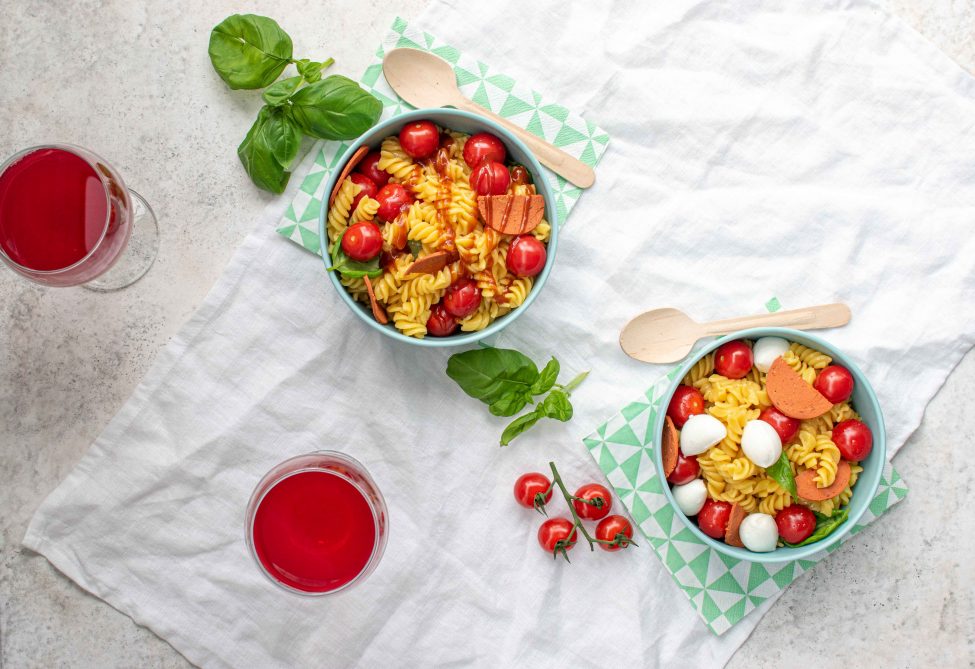 Vegetarische pastasalade met mozzarella en (vegetarische) pepperoni