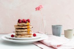 Glutenvrije boekweitpannenkoeken met stukjes chocolade