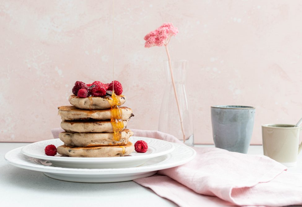 Glutenvrije boekweitpannenkoeken met stukjes chocolade