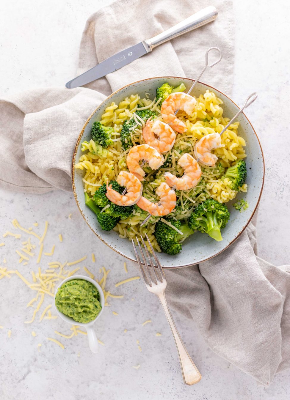 Pasta met broccoli pesto en garnalenspiesjes