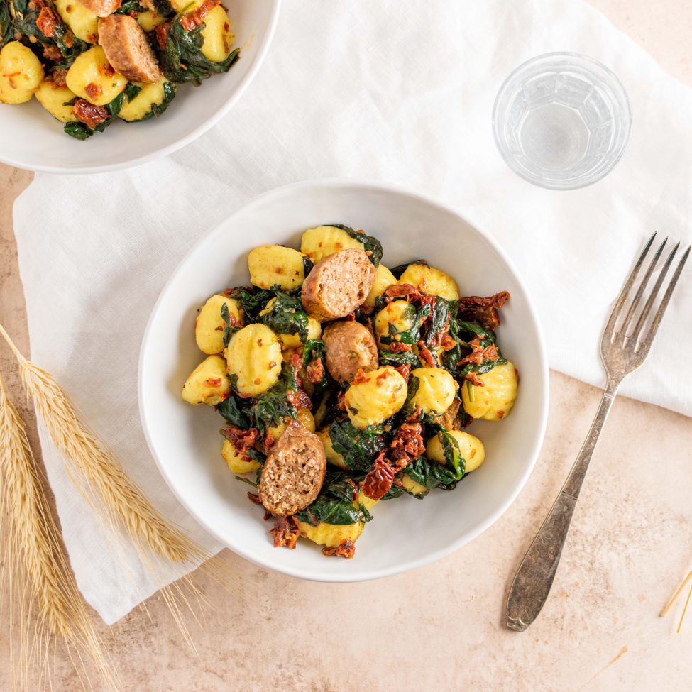Gnocchi met spinazie, zongedroogde tomaat en vega worst