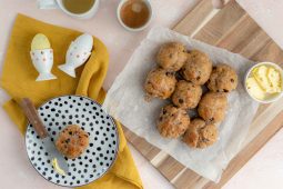Glutenvrije hot cross buns maken voor Pasen