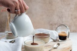 Vegan panna cotta met koffie en chocolade