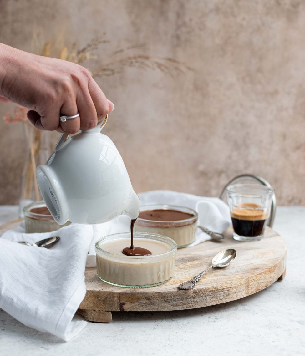 Vegan panna cotta met koffie en chocolade